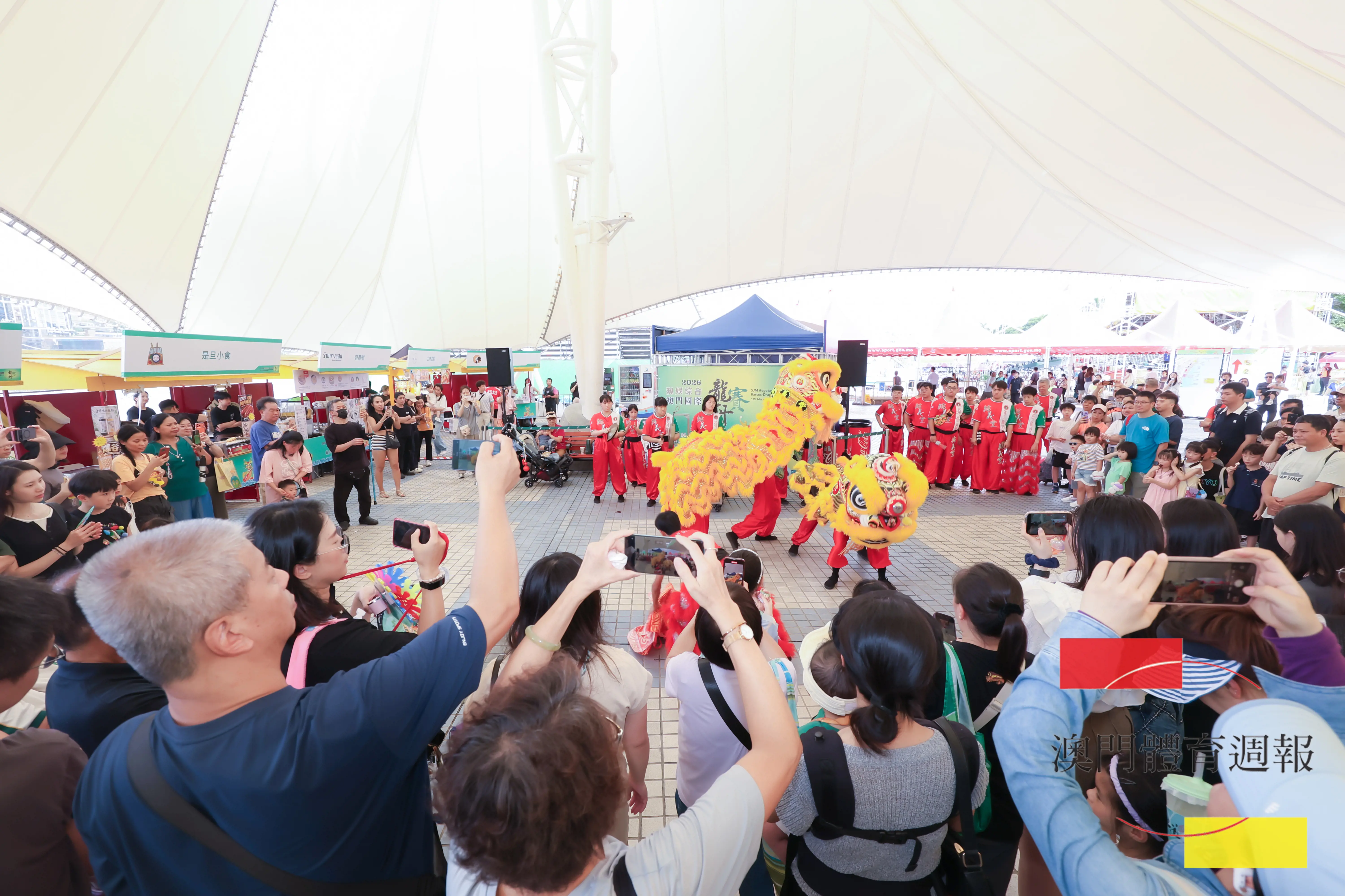 B3 現場表演吸引大批市民駐足觀賞。.jpg